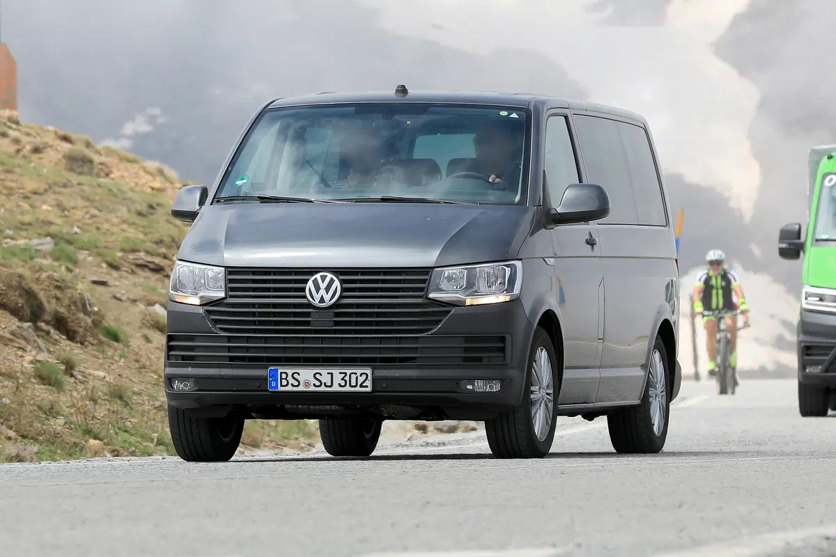 Volkswagen T7: ecco i muletti in strada (3)