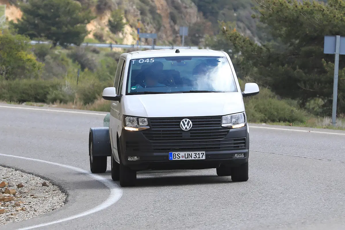 Volkswagen T7: ecco i muletti in strada (12)