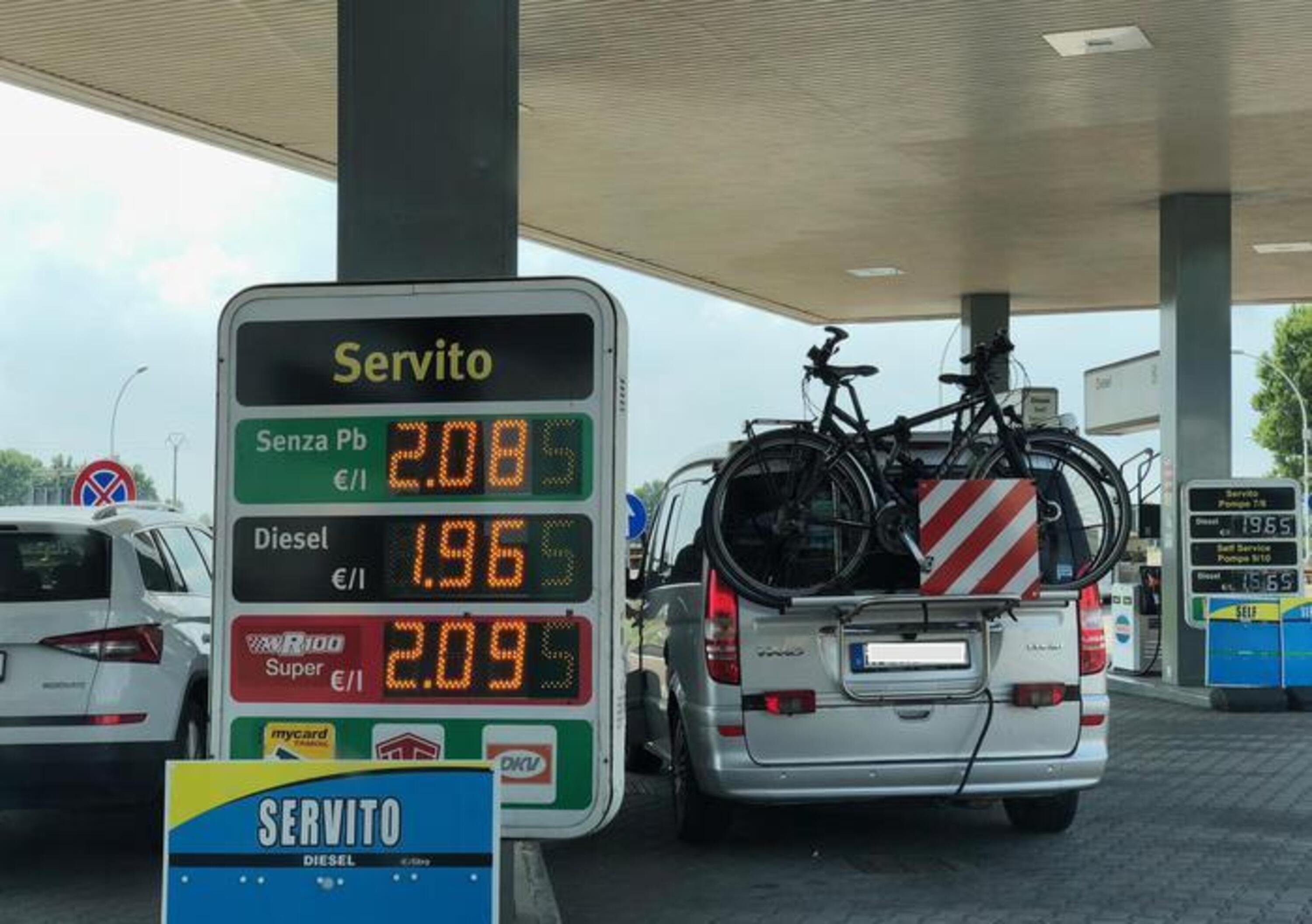Carburanti: benzina sopra i 2 euro