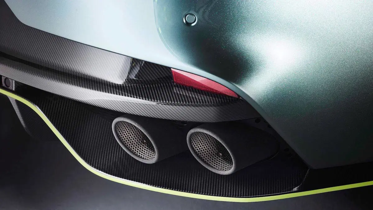 Aston Martin Rapide AMR, la serie limitata da 600 CV (8)