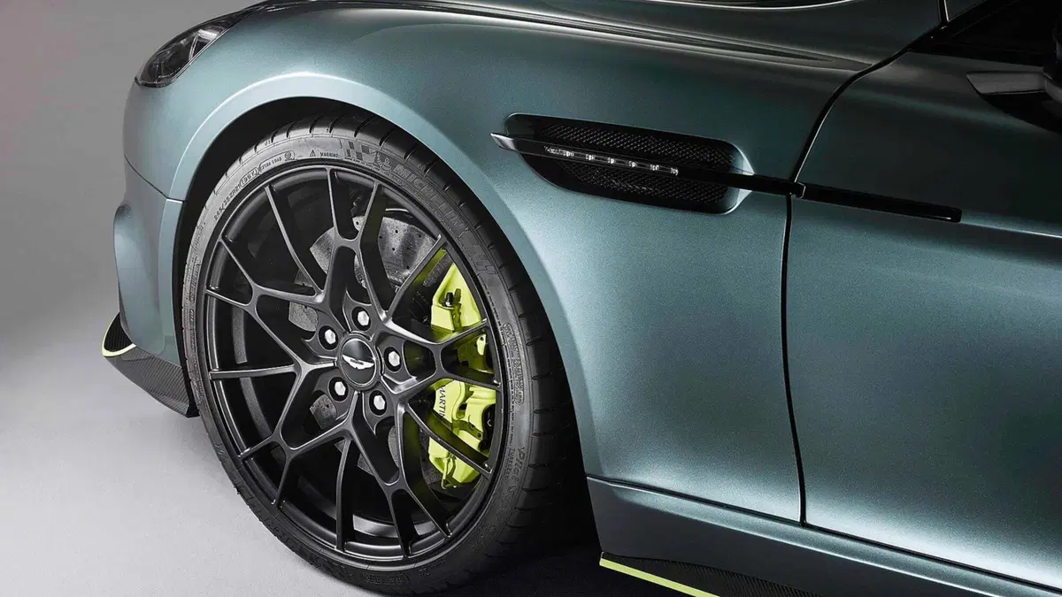 Aston Martin Rapide AMR, la serie limitata da 600 CV (9)