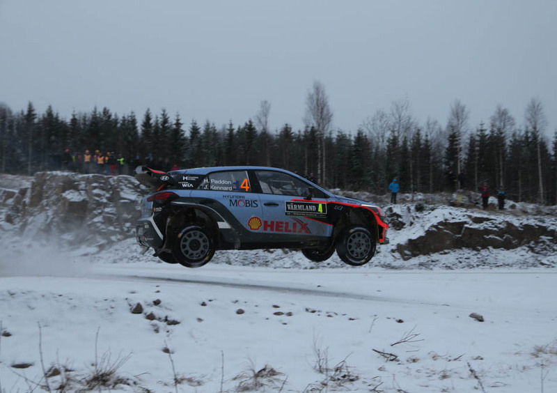 Il neozelandese Hayden Paddon, alfiere Hyundai, sta ben figurando in Svezia