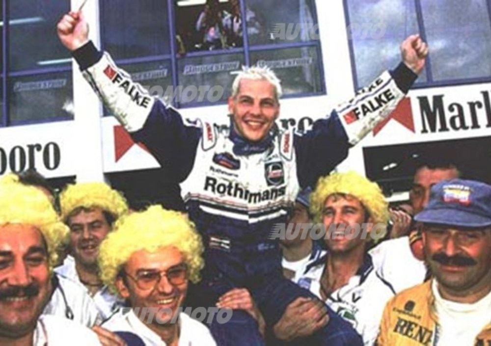 Jacques Villeneuve e i suoi meccanici festeggiano la vittoria del titolo mondiale nel 1997