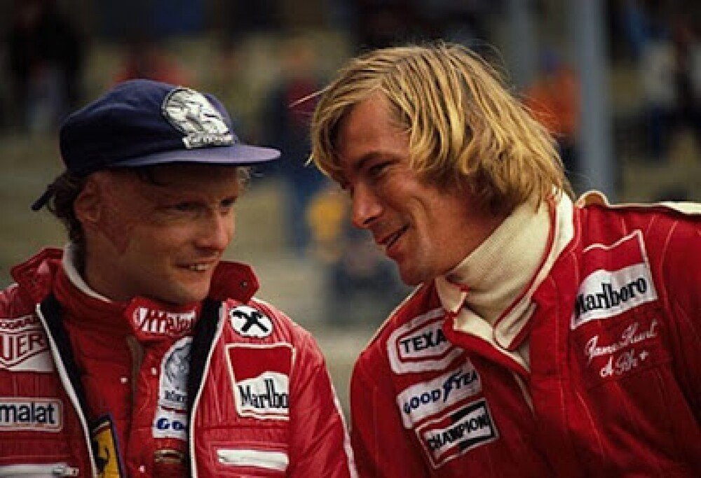 James Hunt nel 1976 con il rivale Niki Lauda