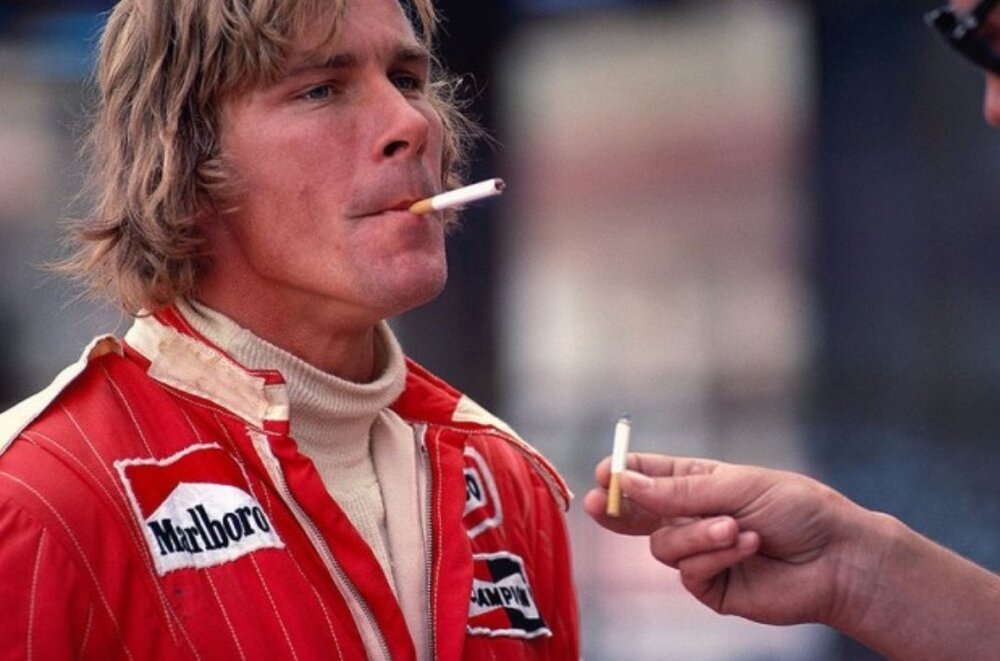 James Hunt si accende una sigaretta. Gesto normale all&#039;epoca in F1 
