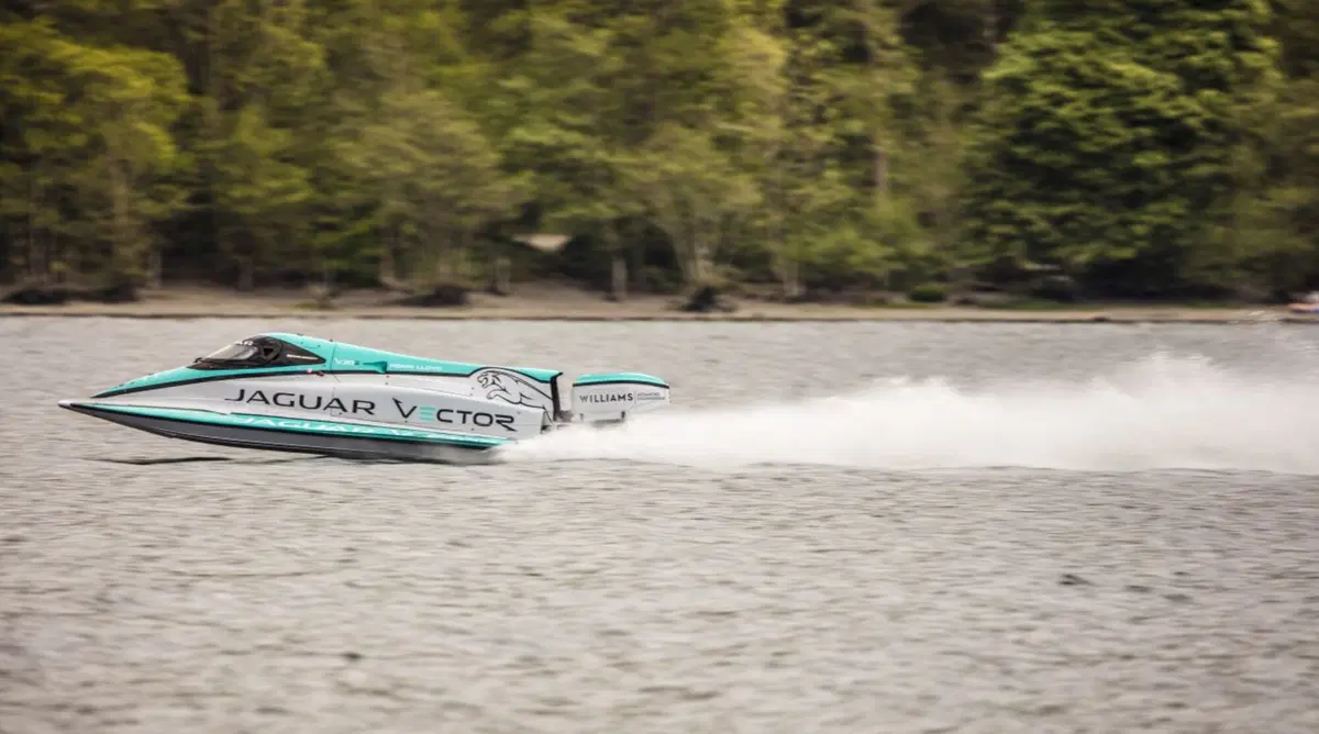 Jaguar: record del mondo di velocità per barche elettriche [Video]