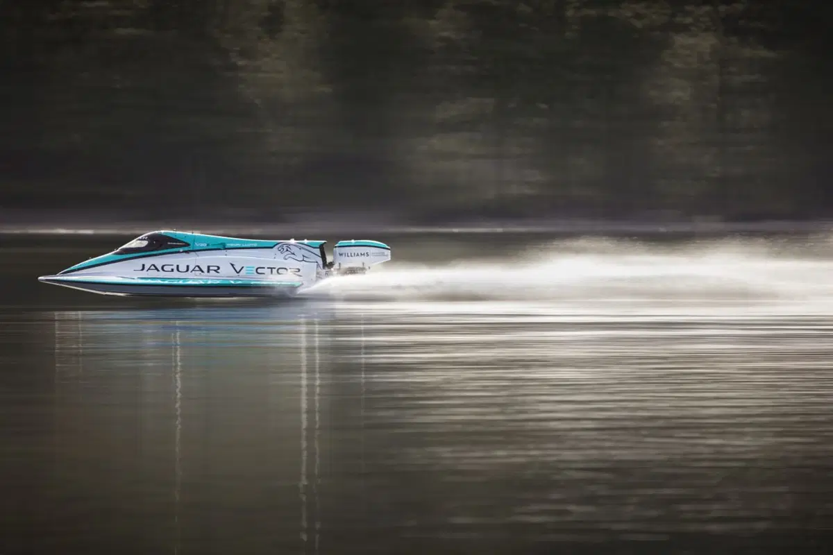 Jaguar: record del mondo di velocità per barche elettriche [Video] (8)