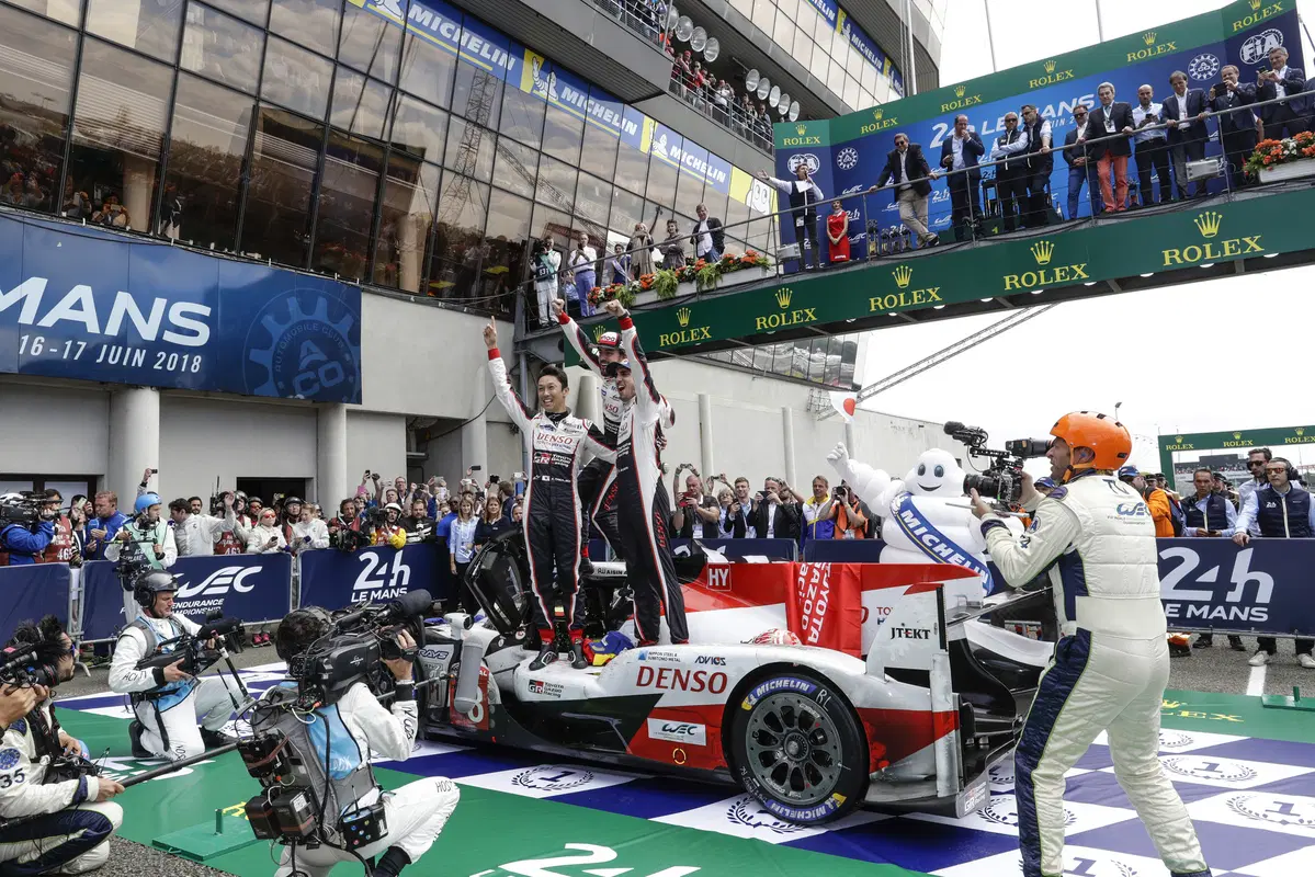 24 Ore di Le Mans, Doppietta Toyota: Alonso Nakajima e Buemi nella storia [video] (3)