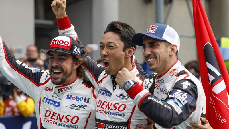 24 Ore di Le Mans, Doppietta Toyota: Alonso Nakajima e Buemi nella storia [video]