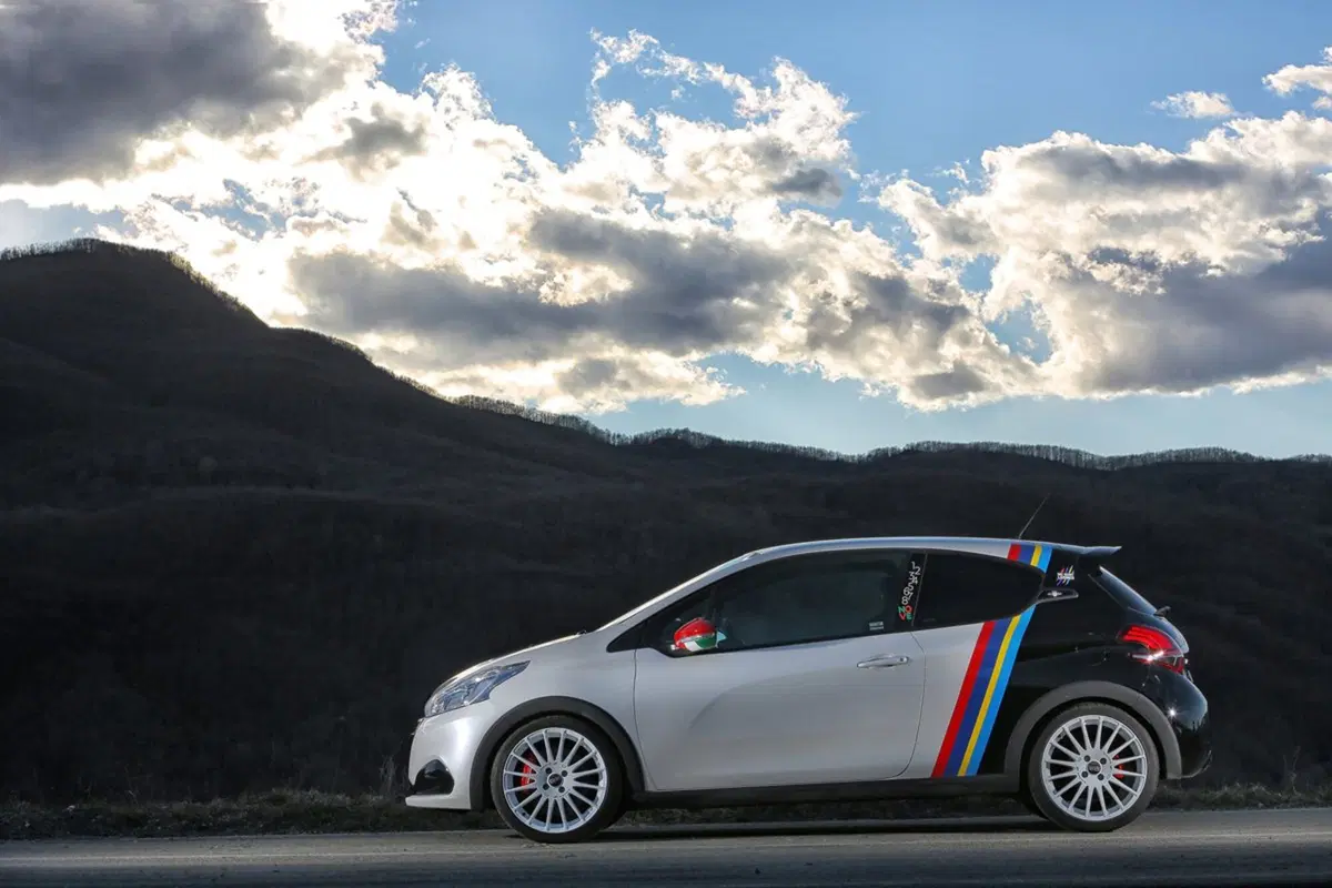 Peugeot 208 GTi/NOVE, 208 da record (4)