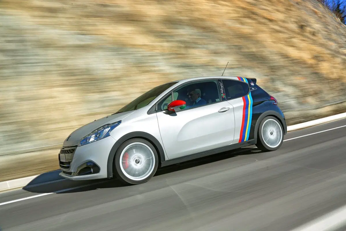 Peugeot 208 GTi/NOVE, 208 da record (5)