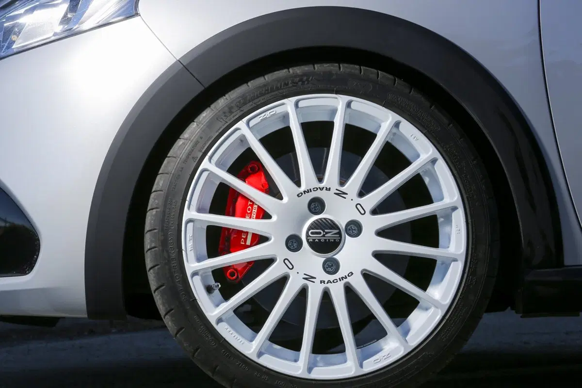 Peugeot 208 GTi/NOVE, 208 da record (10)