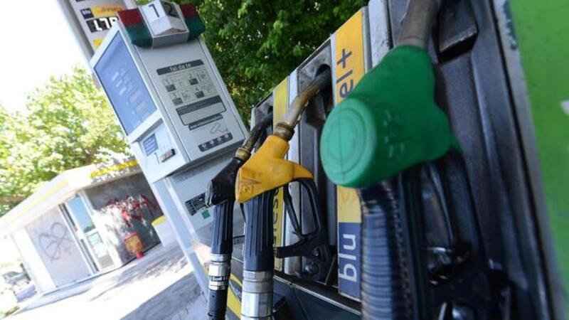 Diesel allo stesso prezzo della benzina per la flat tax? Il Governo smentisce
