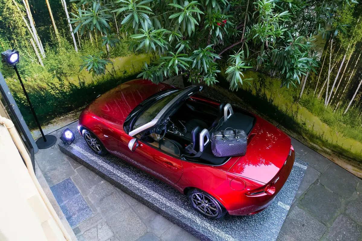 Mazda MX-5 Pollini Heritage: presentata a Milano, in vendita solo online (2)