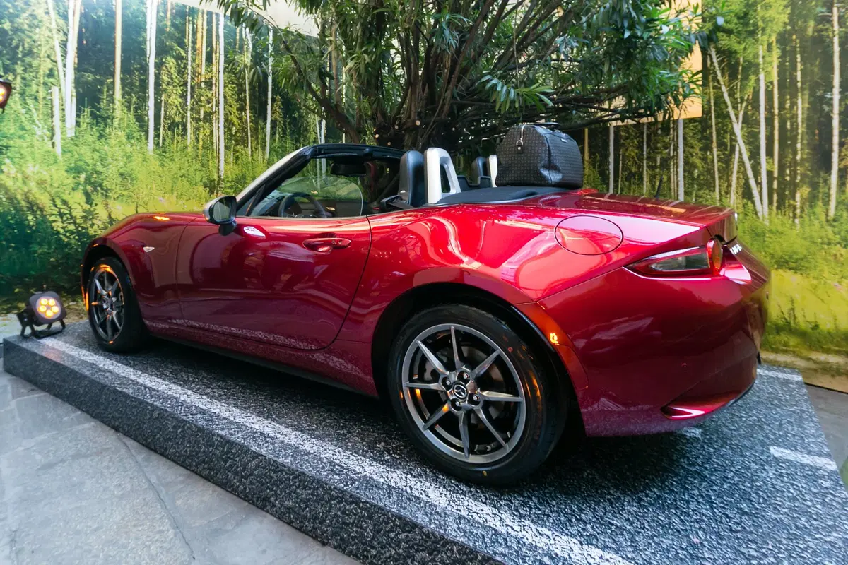 Mazda MX-5 Pollini Heritage: presentata a Milano, in vendita solo online (5)