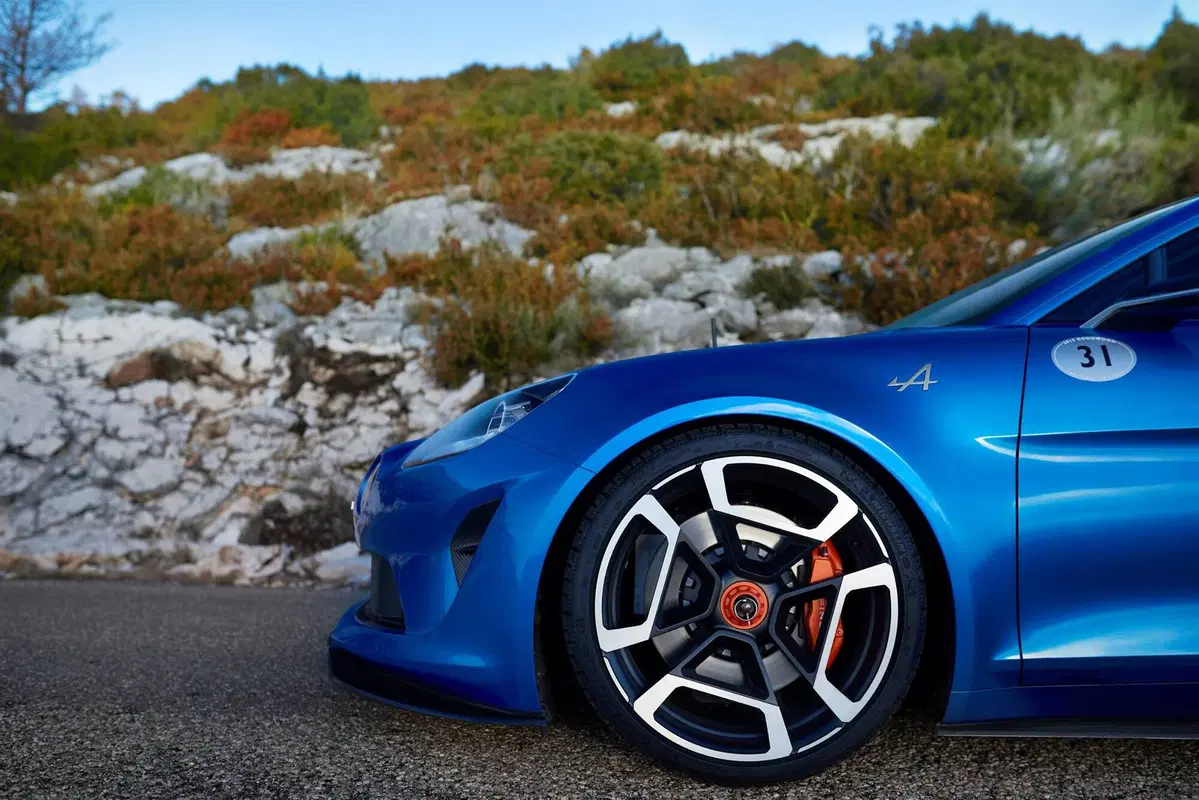 Alpine Vision: il concept anticipa la sportiva francese (15)