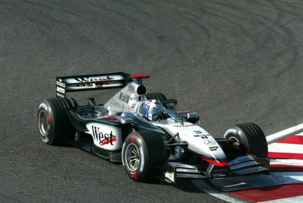 Kimi Raikkonen su McLaren MP4-17 nel 2002 a Suzuka