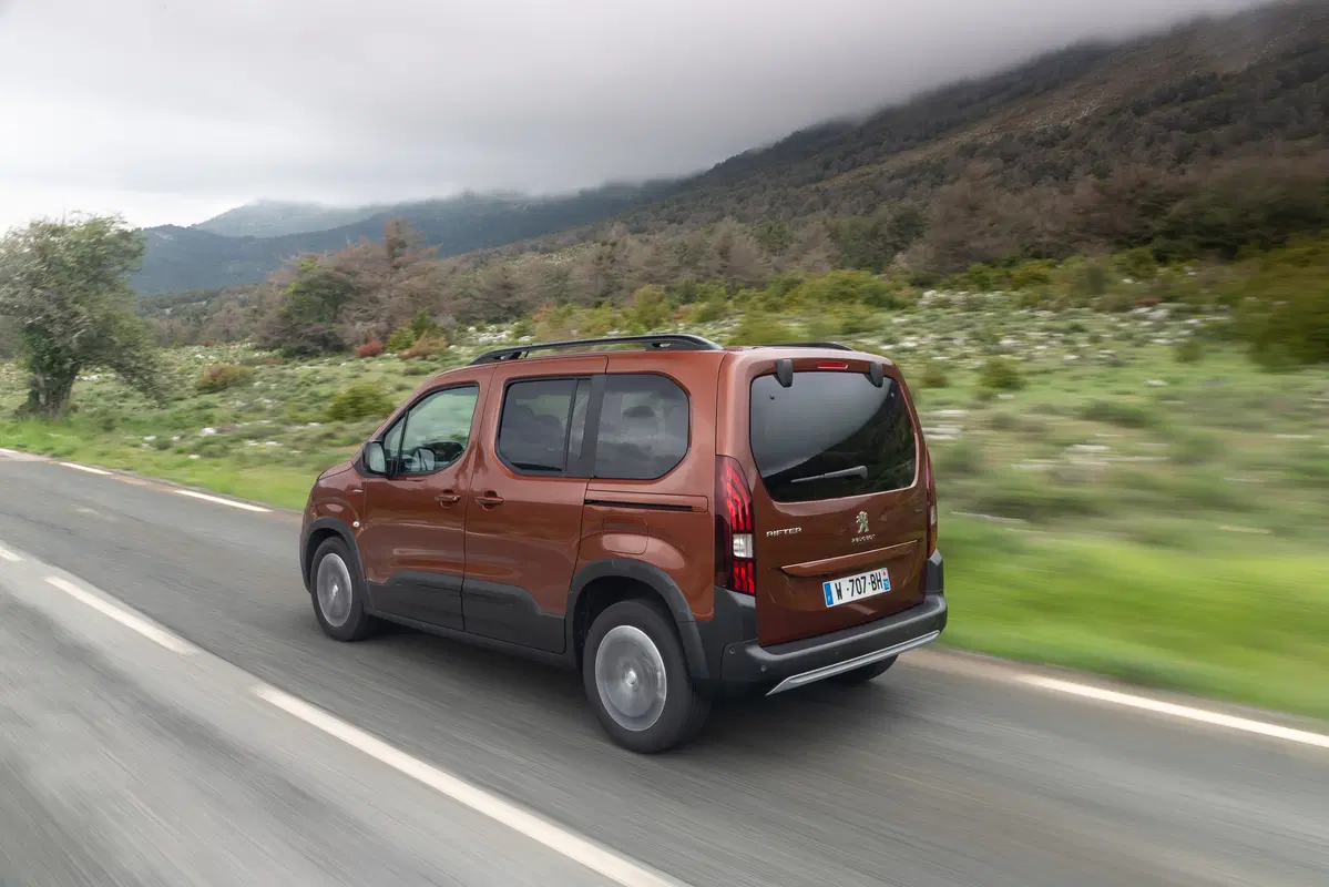 Peugeot Rifter 2018 | tanto spazio e versatilità [Video] (13)