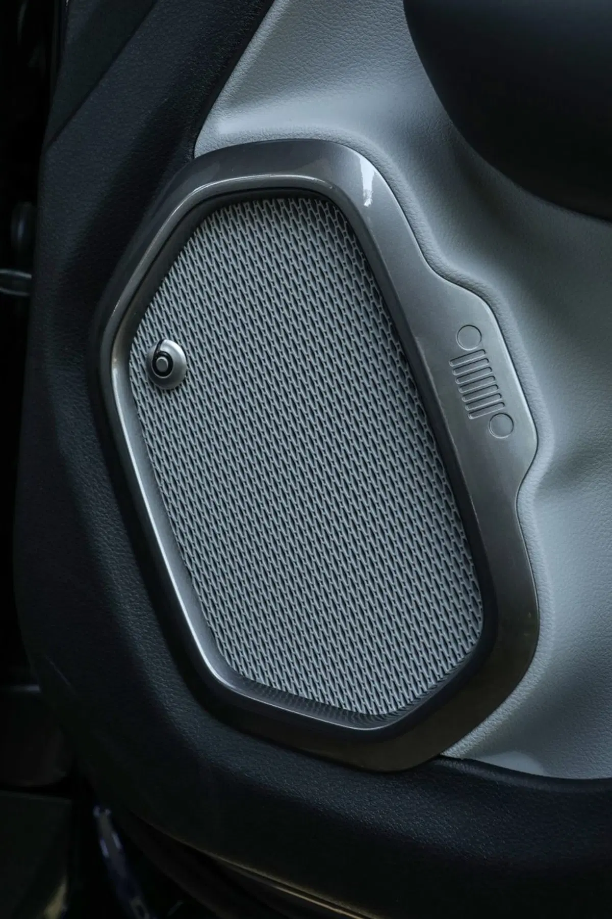 Jeep Renegade 2019 | Fari Full-LED e motore 3 cilindri 1.0 120 CV [Video] (18)