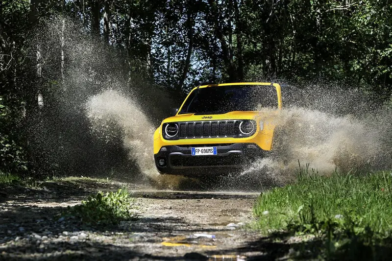 In gamma c'&egrave; anche la versione Trailhawk pi&ugrave; orientata all'offroad