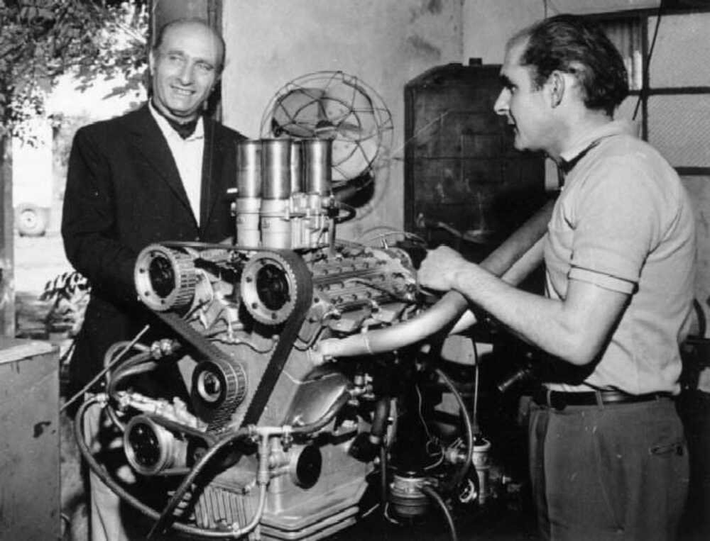 Fangio in vesti private, come molti piloti di quei tempi, usava una certa formalit&agrave; opposta alla dura vita del corridore quando in circuito