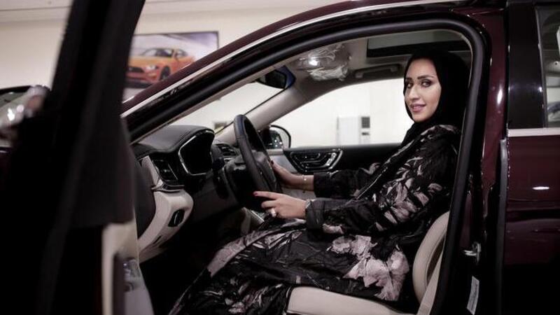 Arabia Saudita: finisce il divieto, da oggi donne al volante