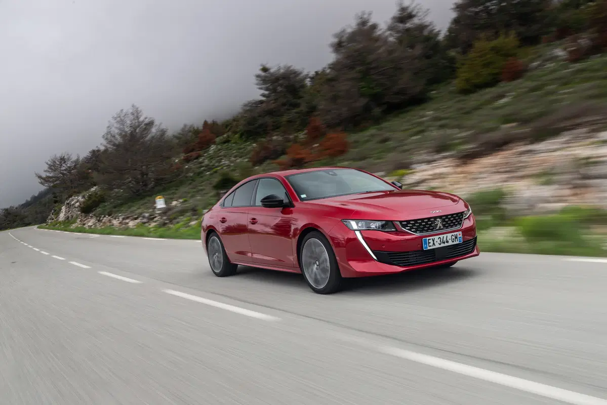 Peugeot 508 2018 | la berlina che fa il verso alla coupé, non solo nel look (11)