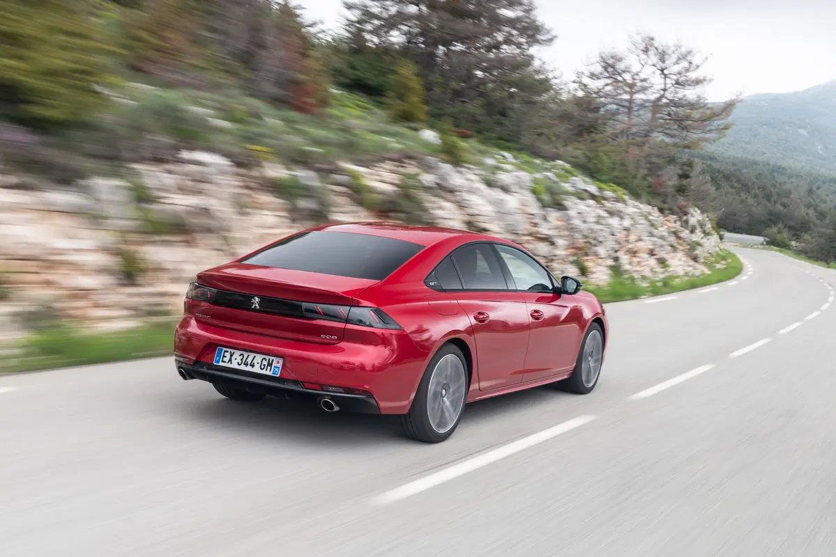 Peugeot 508 2018 | la berlina che fa il verso alla coupé, non solo nel look (17)