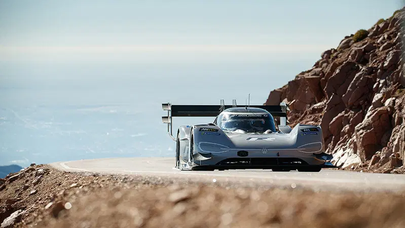 Volkswagen I.D. R conquista la Pikes Peak 2018. E' la prima volta per un'elettrica