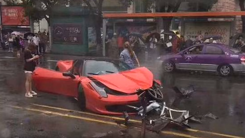 Ferrari distrutta a pochi minuti dal ritiro [Video]