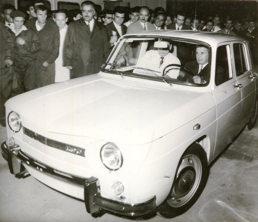 Ceausescu alla guida della prima Dacia, la 1100 che nasce nel 1968