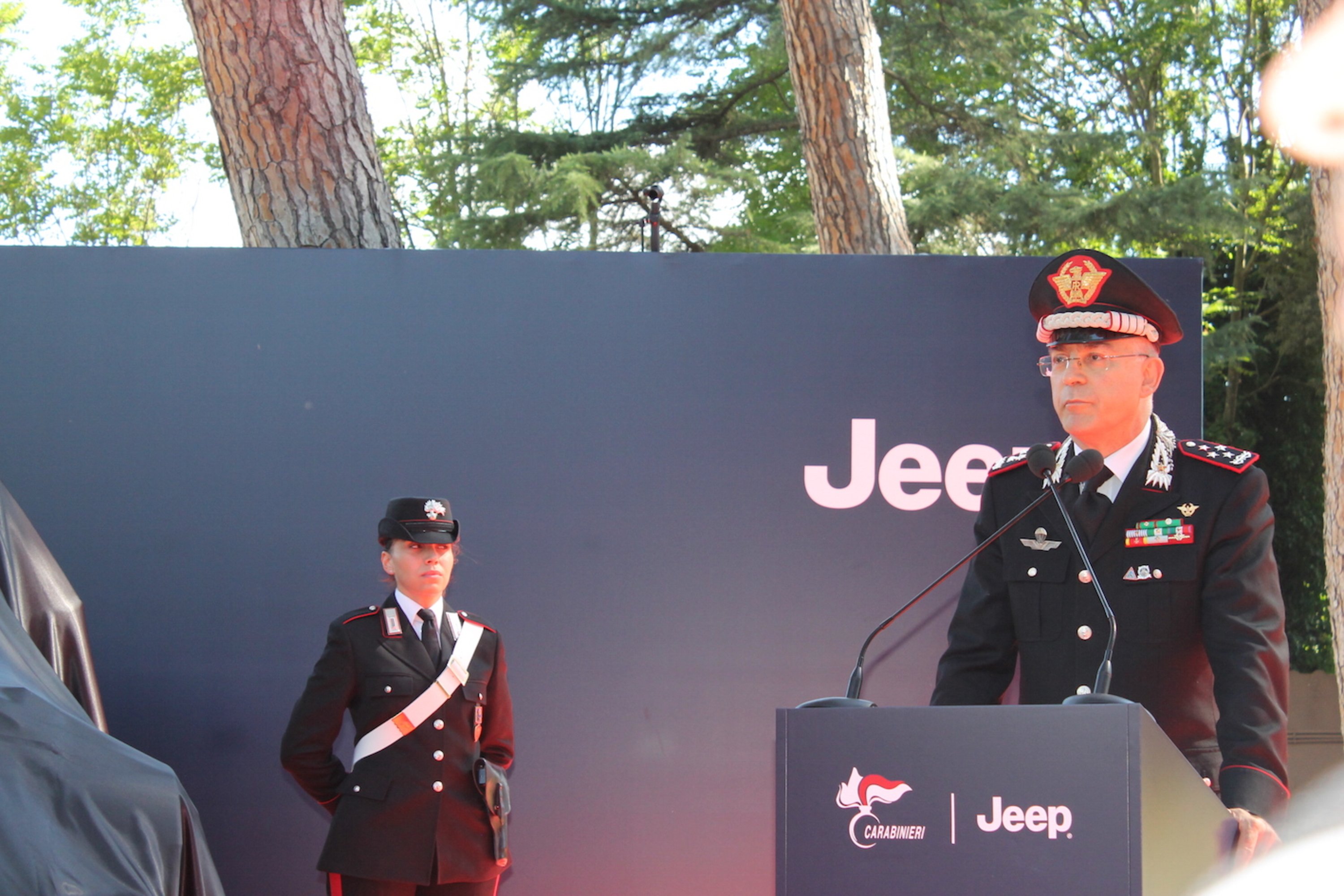 Marchionne consegna ai Carabinieri una Jeep Wrangler in livrea