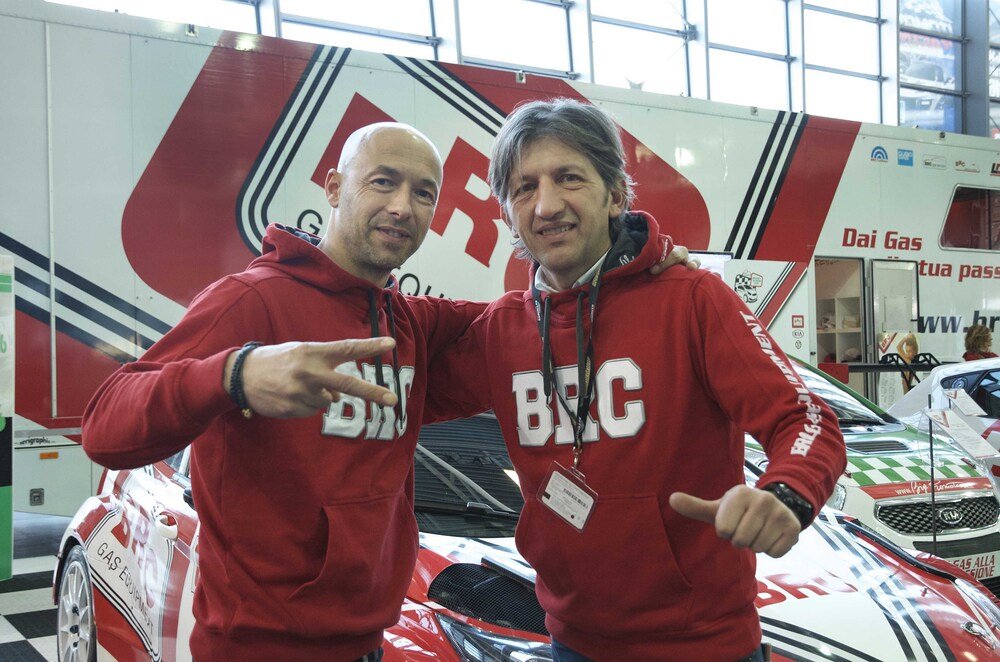 Davide Colombano, sulla destra, insieme al pilota BRC Giandomenico Basso