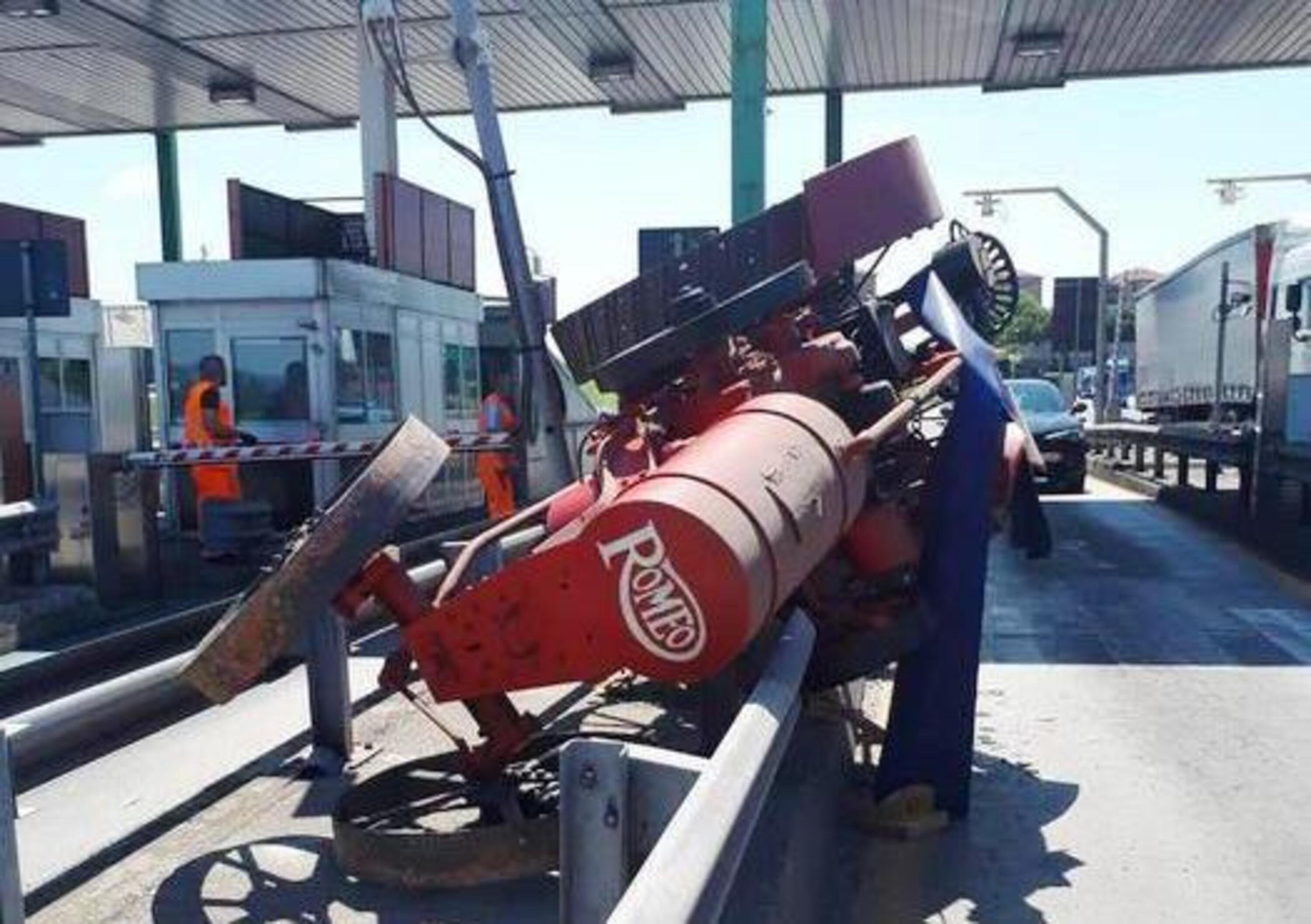 Incidenti stradali, Torino: trattore storico Alfa incastrato nel guard-rail