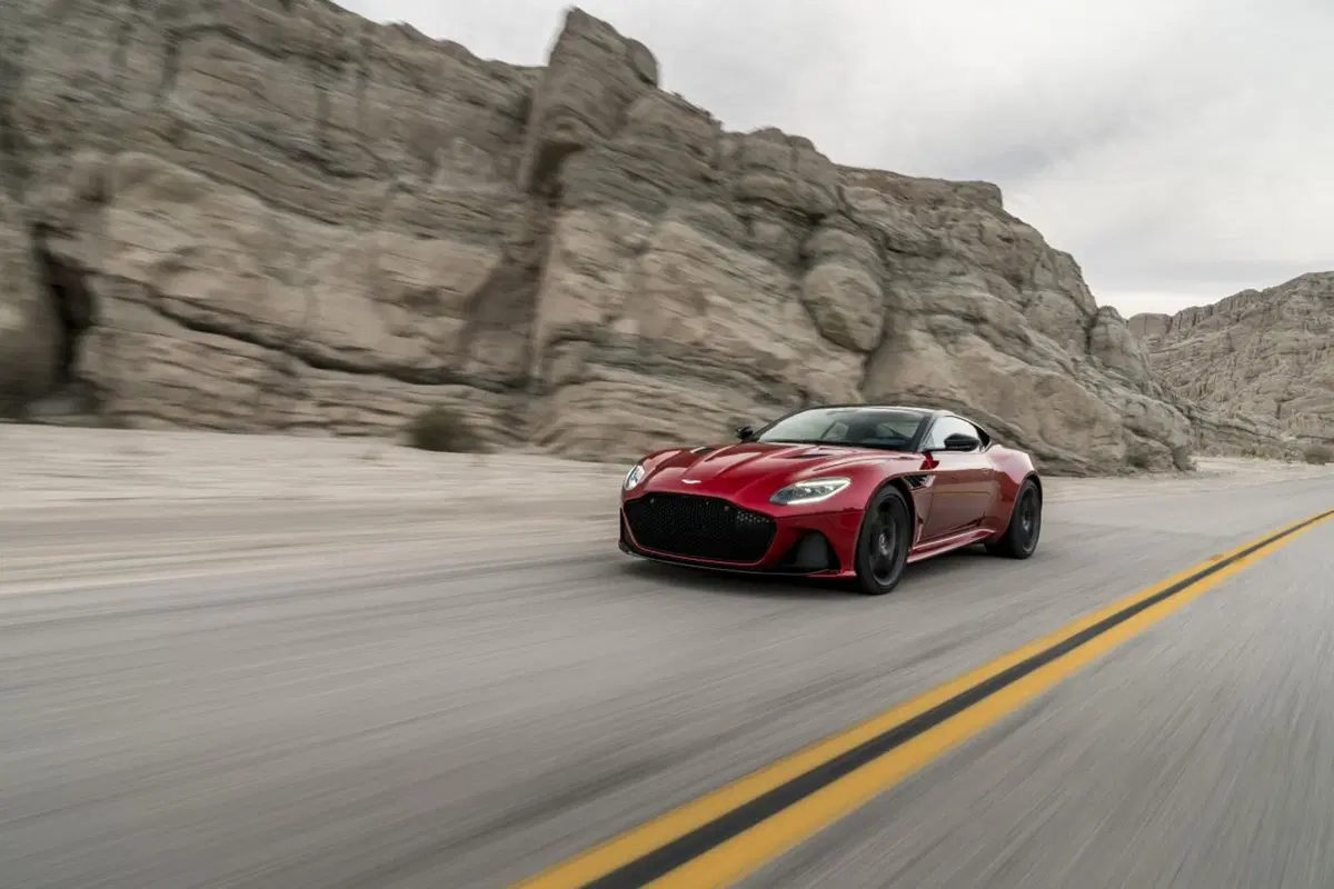 Aston Martin DBS Superleggera, l'estrema che strizza l'occhio al passato (2)