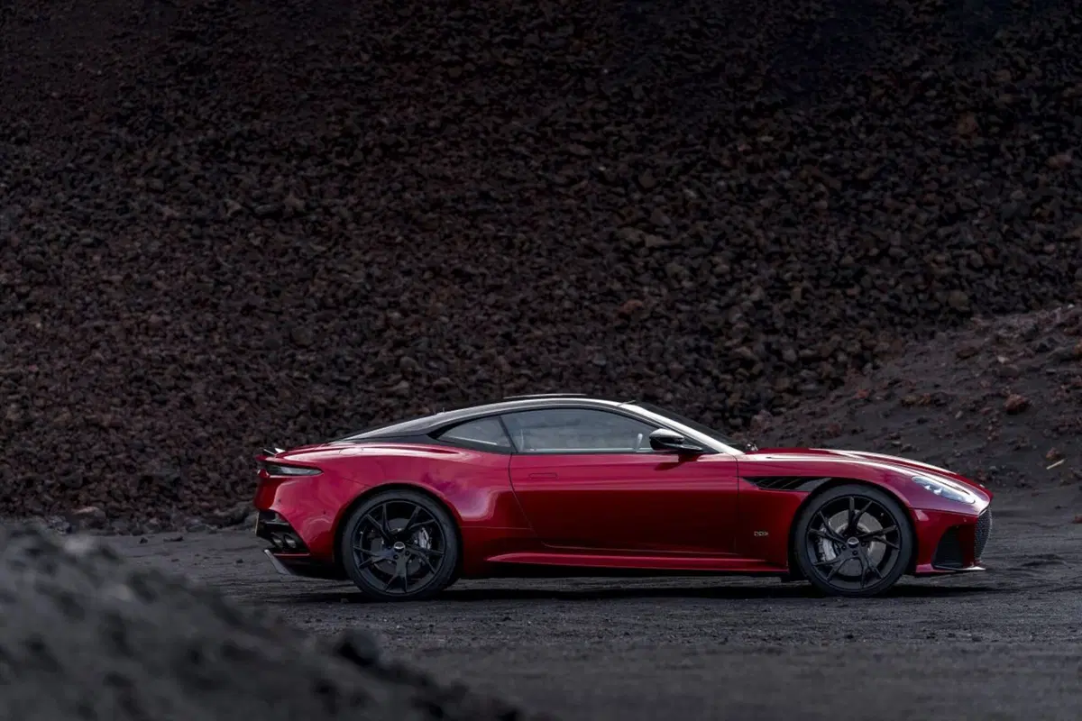 Aston Martin DBS Superleggera, l'estrema che strizza l'occhio al passato (3)