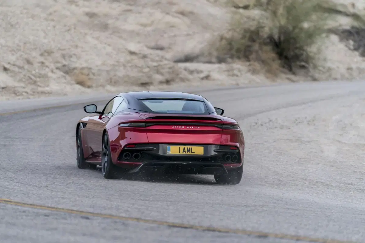 Aston Martin DBS Superleggera, l'estrema che strizza l'occhio al passato (8)