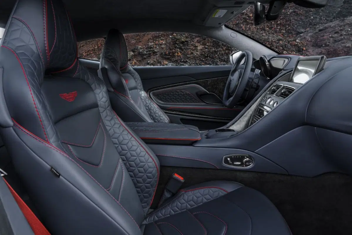 Aston Martin DBS Superleggera, l'estrema che strizza l'occhio al passato (10)