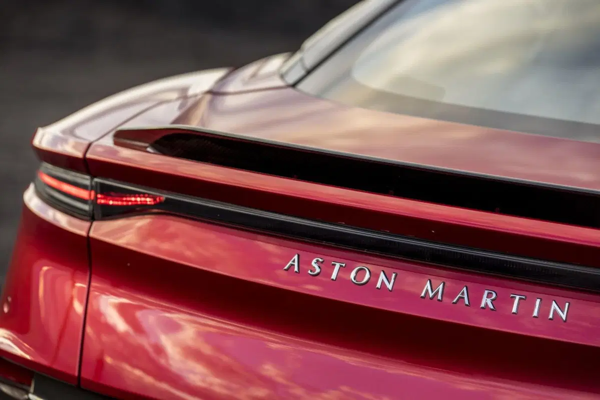 Aston Martin DBS Superleggera, l'estrema che strizza l'occhio al passato (15)