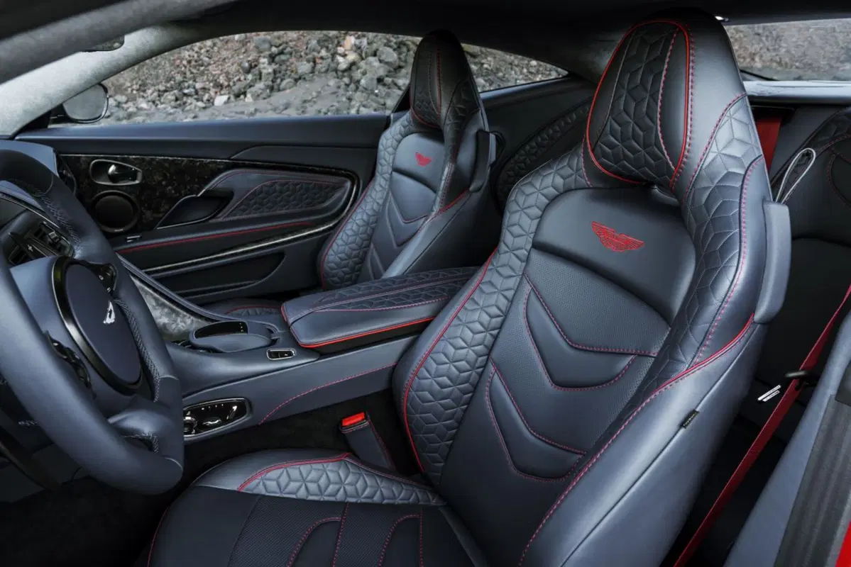 Aston Martin DBS Superleggera, l'estrema che strizza l'occhio al passato (16)