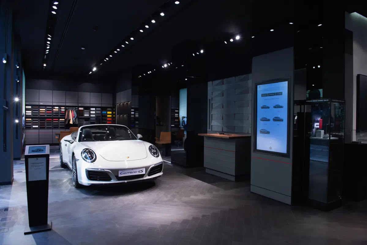 Milano: nel Quadrilatero della moda apre il 5° Porsche Studio al mondo (4)