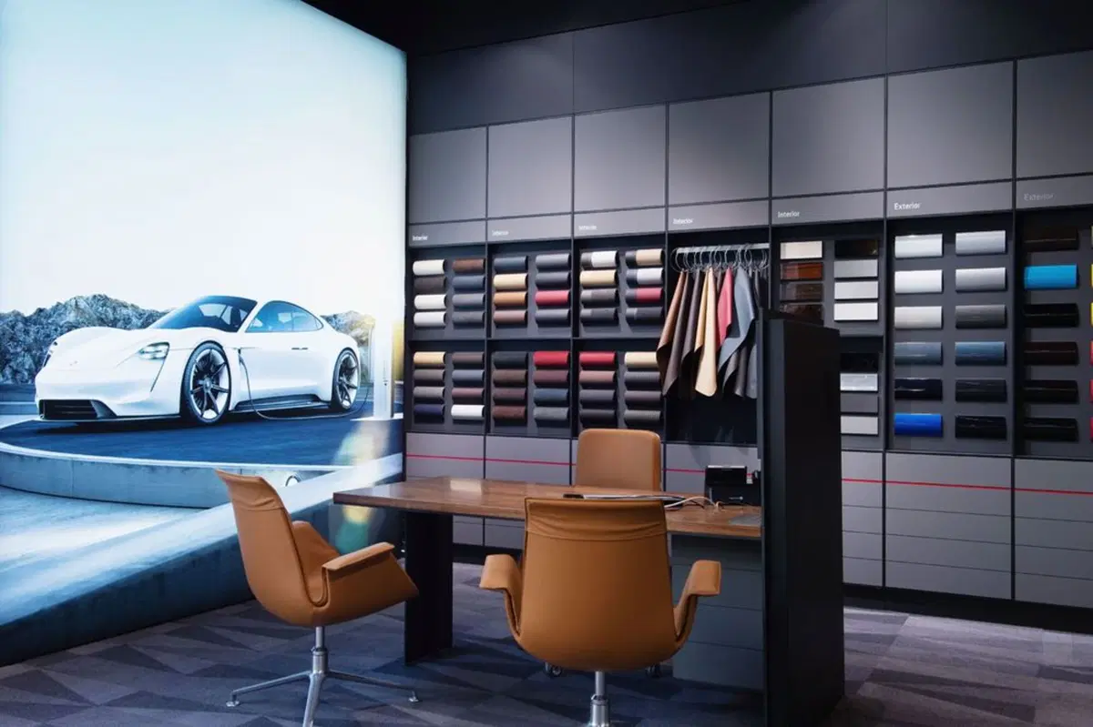 Milano: nel Quadrilatero della moda apre il 5° Porsche Studio al mondo (5)