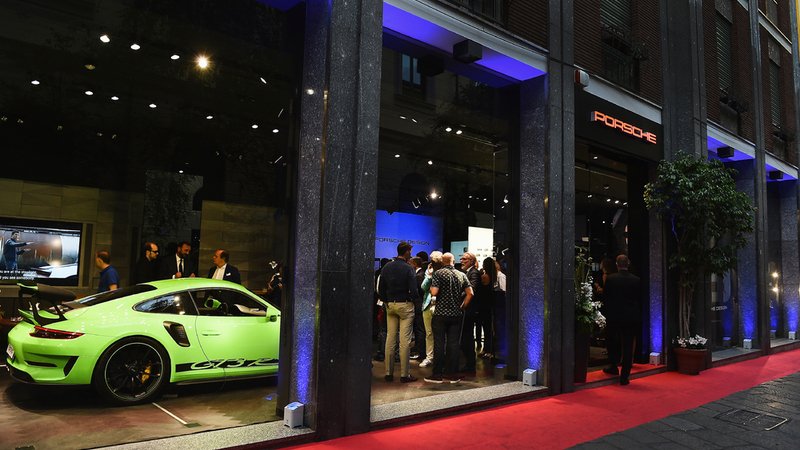 Milano: nel Quadrilatero della moda apre il 5&deg; Porsche Studio al mondo