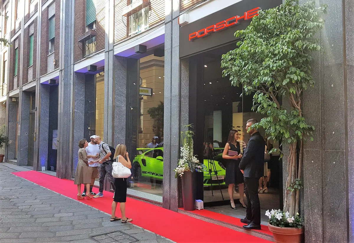 Milano: nel Quadrilatero della moda apre il 5° Porsche Studio al mondo (8)