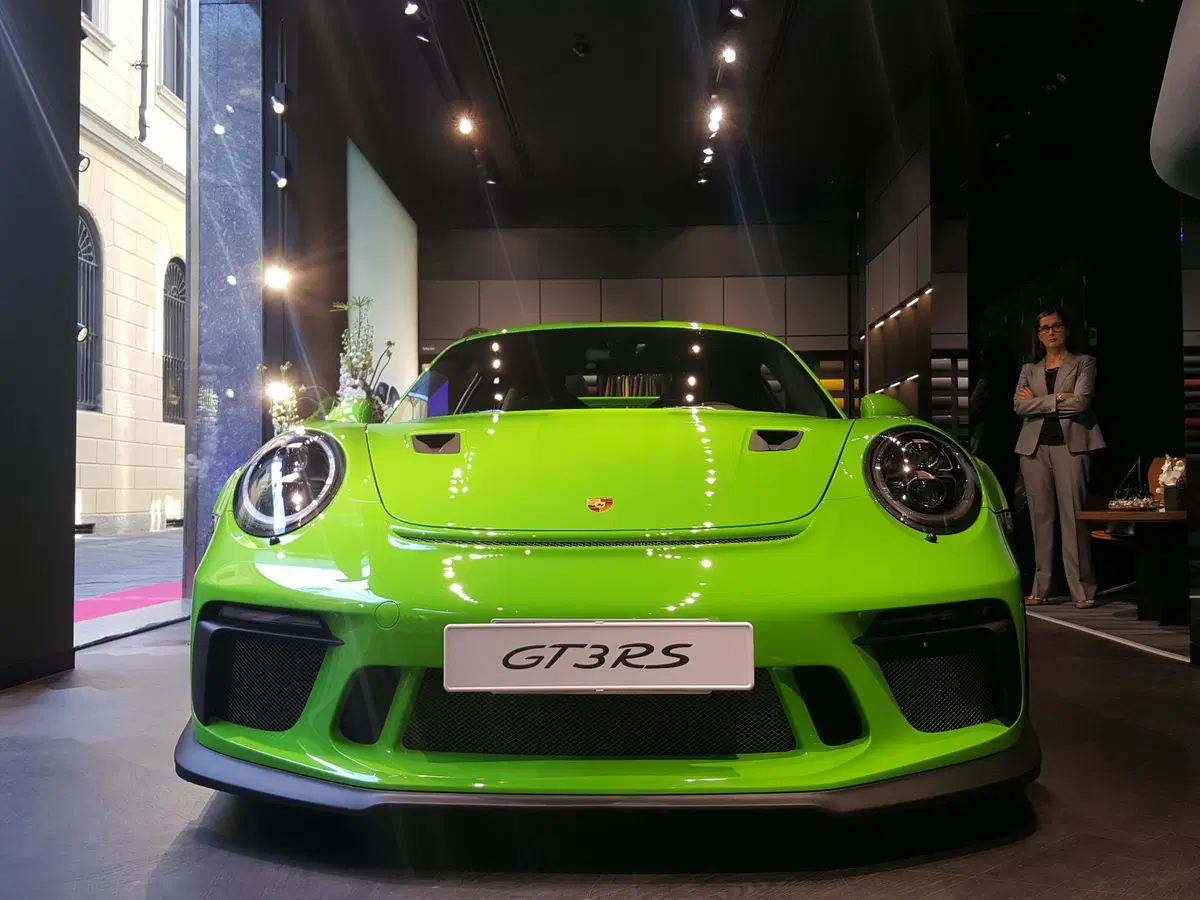 Milano: nel Quadrilatero della moda apre il 5° Porsche Studio al mondo (9)