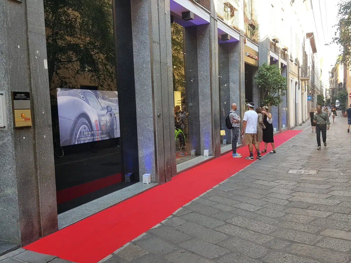 Milano: nel Quadrilatero della moda apre il 5° Porsche Studio al mondo (10)