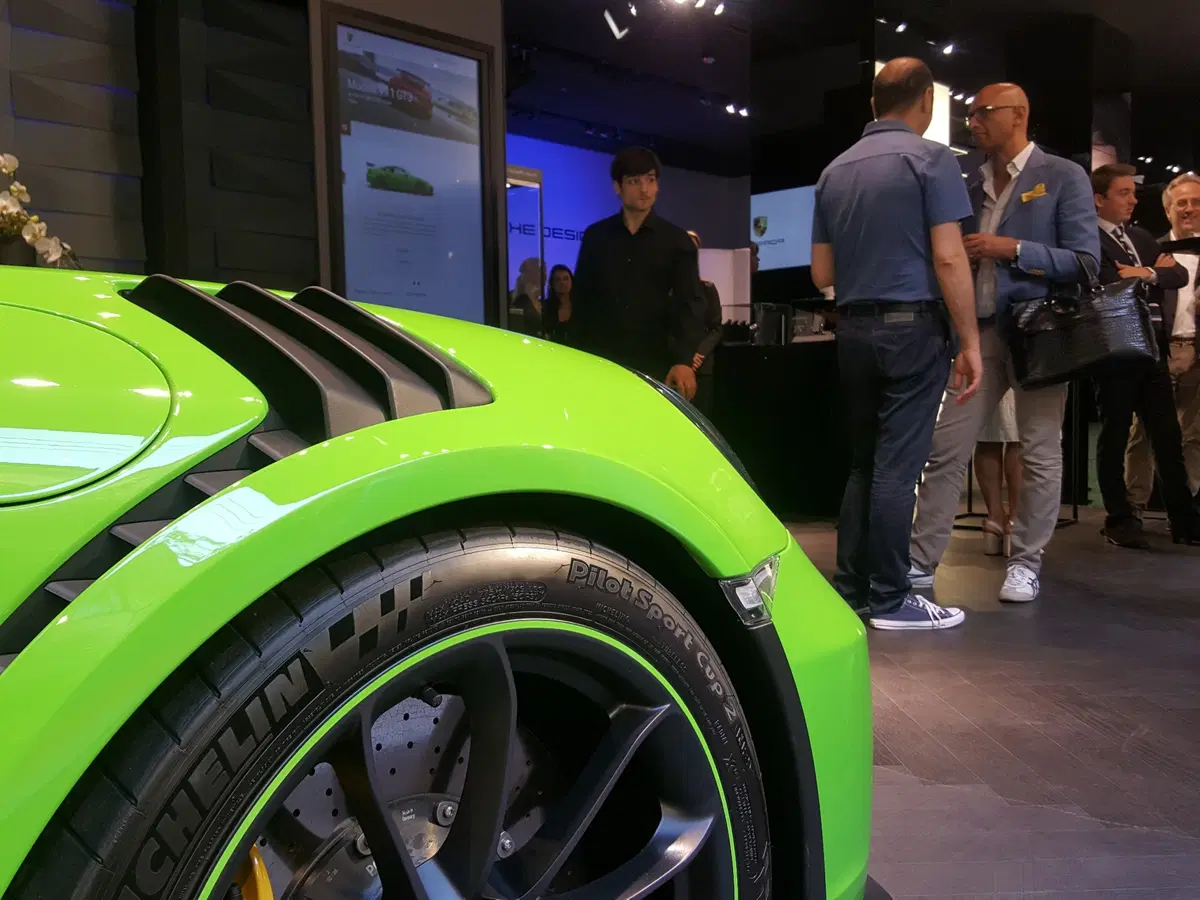 Milano: nel Quadrilatero della moda apre il 5° Porsche Studio al mondo (5)