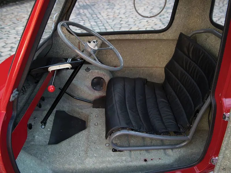 L'interno di una Peel P50 originale