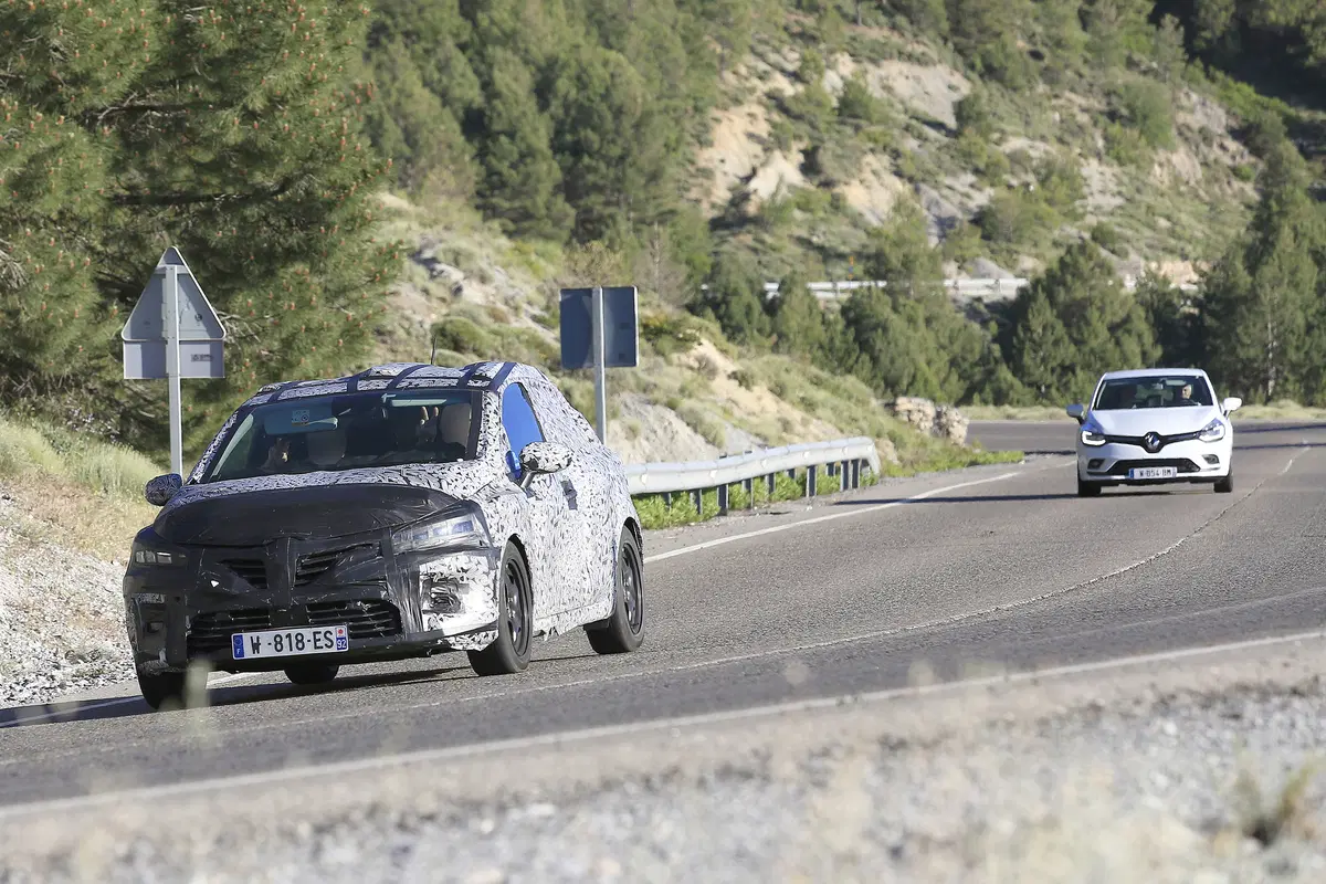 Renault Clio V, ecco le prime foto del muletto  (2)