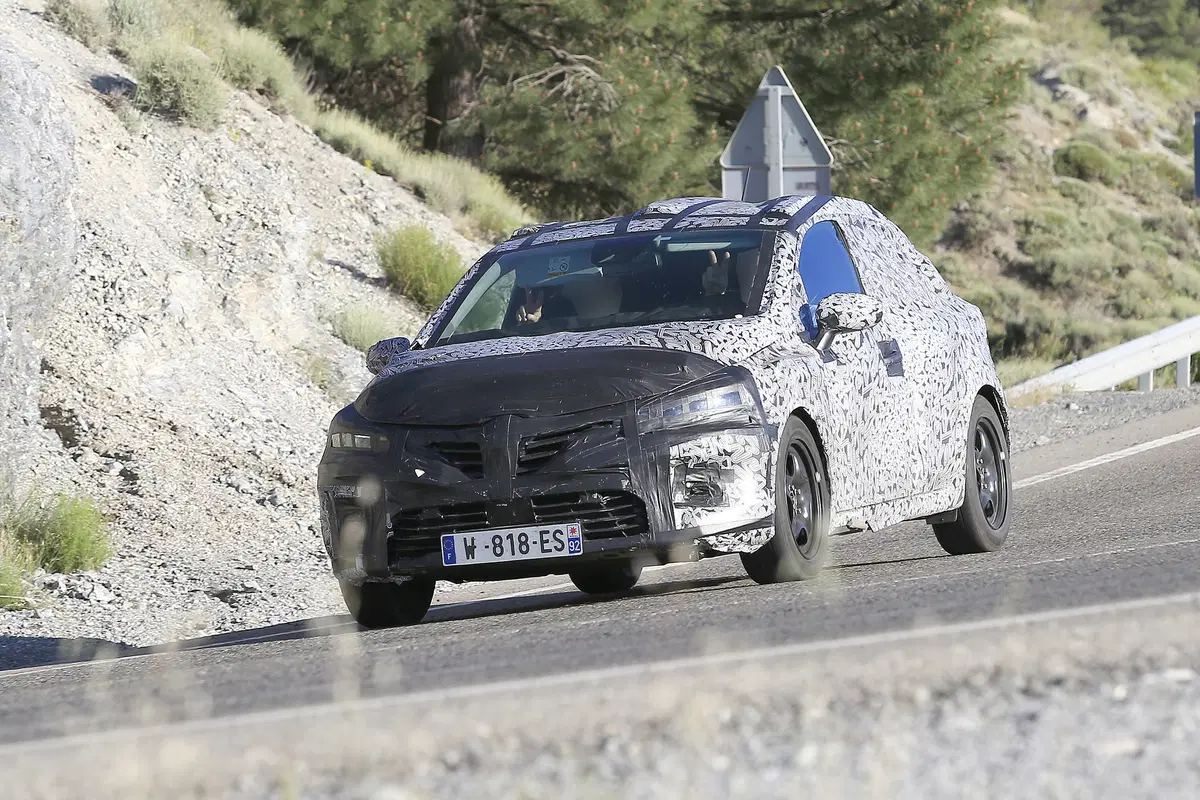 Renault Clio V, ecco le prime foto del muletto  (3)